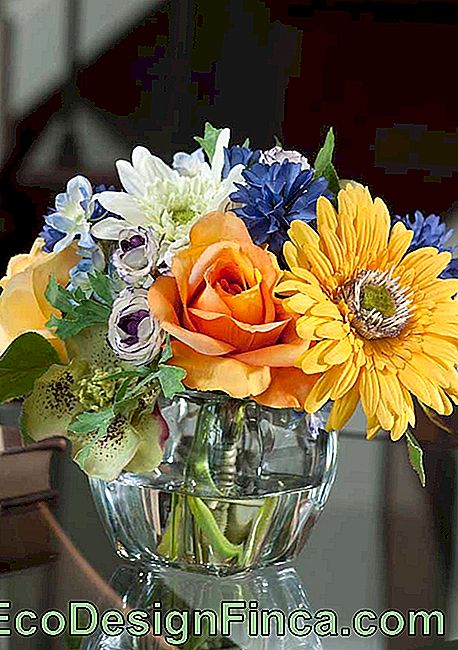 Kunstige blomster: Lær at bruge blomsterne og se eksempler på arrangementer: bruge
