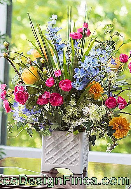 Bland blader sammen med blomster for at sammensætte en charmerende og uhøjtidelig vase på samme tid