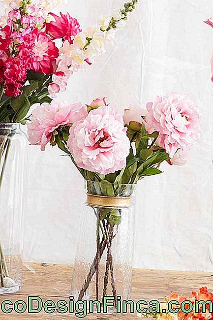 Sammensætning med vaser i forskellige størrelser med kunstige blomster