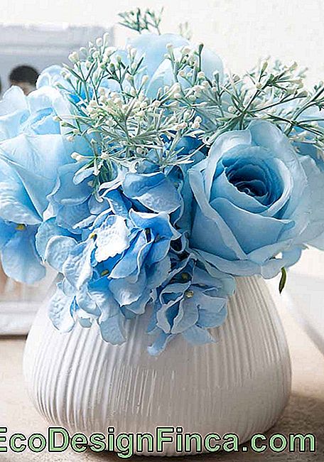 Blå blomster: du ved, at de er kunstige, men de er stadig dejlige