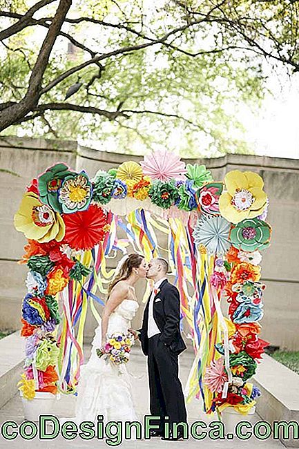 Farverig, munter og sjov: Papirblomsterkugle til bryllup