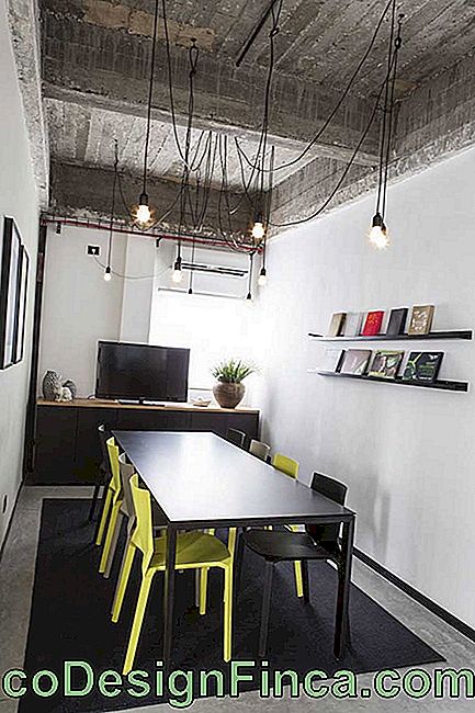 Kontorets møterom har vunnet svarte og gule stoler med en moderne, avklart atmosfære