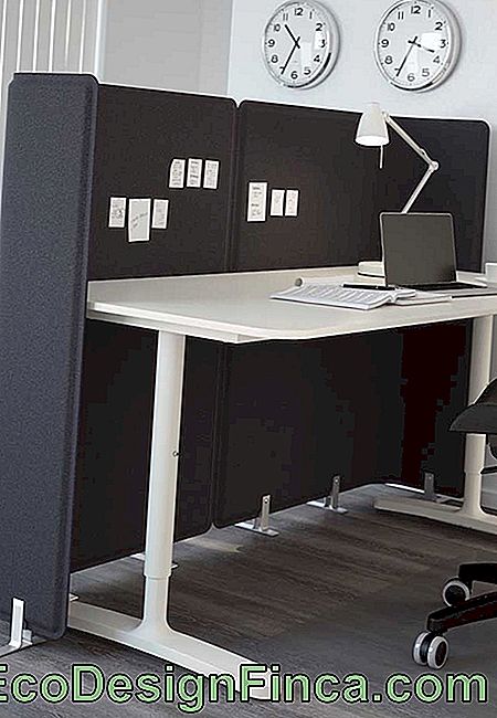 Eksempel på enkelt kontor med plastbord og skjerm