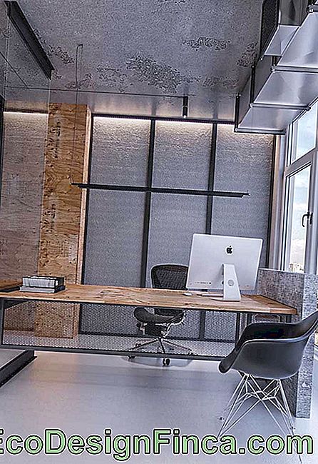 Rengjør kontor med trebord etter industristilen