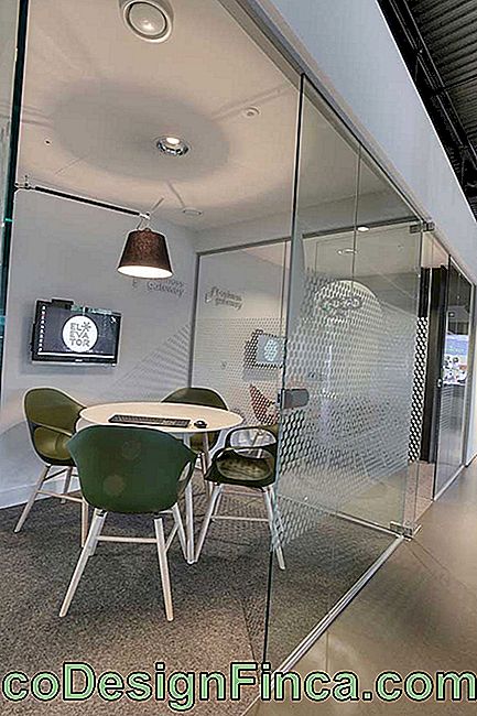 Glass møterom med moderne bord og stoler; ideell modell for reklame- og kommunikasjonsbyråer