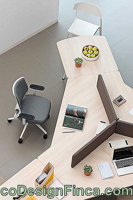 Et tydelig formet trebord har dette innovative kontoret