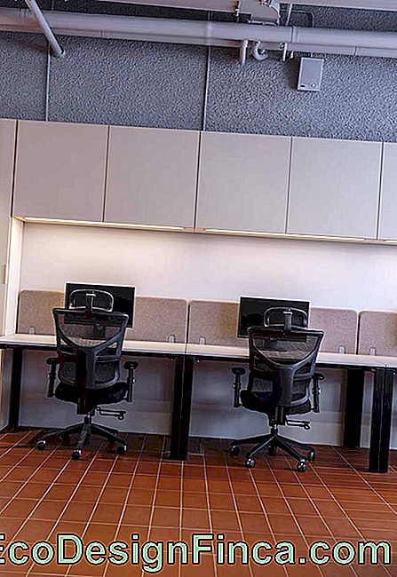 En enkel, tradisjonell kontorinspirasjon, hvor planlagte møbler gir mer funksjonalitet til miljøet