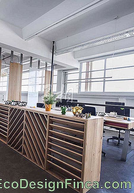 En enkel, tradisjonell kontorinspirasjon, hvor planlagte møbler gir mer funksjonalitet til miljøet