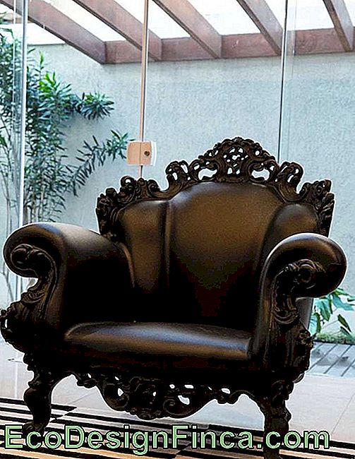 Şarkıcının oturma odasında hala İtalyan tasarımcı Alessandro Mendini tarafından yapılmış tamamen retro olan di Proust adlı bir koltuk var. Bu nedenle, oyun yerin ana vurgu noktası haline gelir, çok dikkat çeker.
