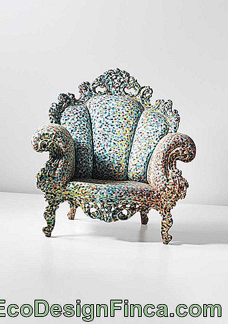 İtalyan tasarımcı Alessandro Mendini, Anitta'nın odasının dekorasyonunda kullanılan stilde başka koltuk modellerine sahiptir. Bu modelde, ton daha renklidir.