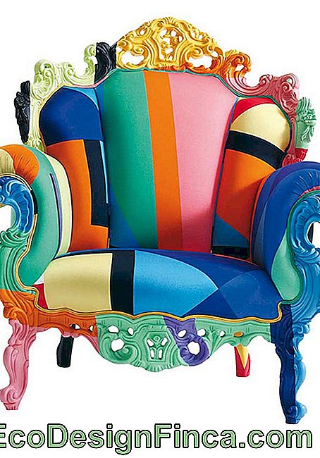 Renkli koltuk başka bir model, ancak geometrik bir tasarım izliyor. Koltukların son derece rahat olduğunu ve çevrenin en büyük özelliği olarak yaratıldığını fark edebilirsiniz.