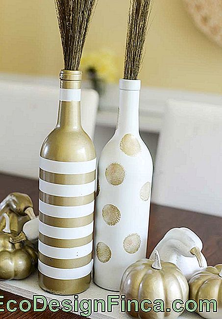 Pittura di bottiglia di vetro con oro e bianco