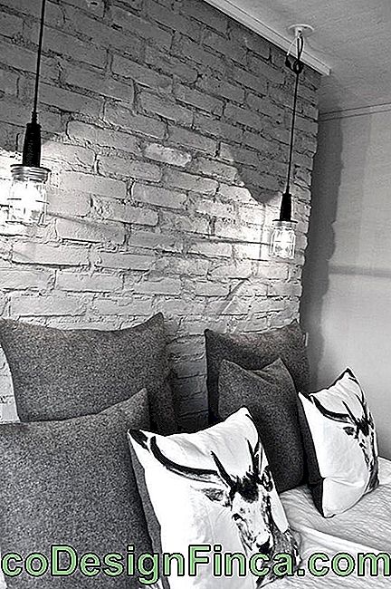 Muro di mattoni con lampade a sospensione si combinano con i lati del letto
