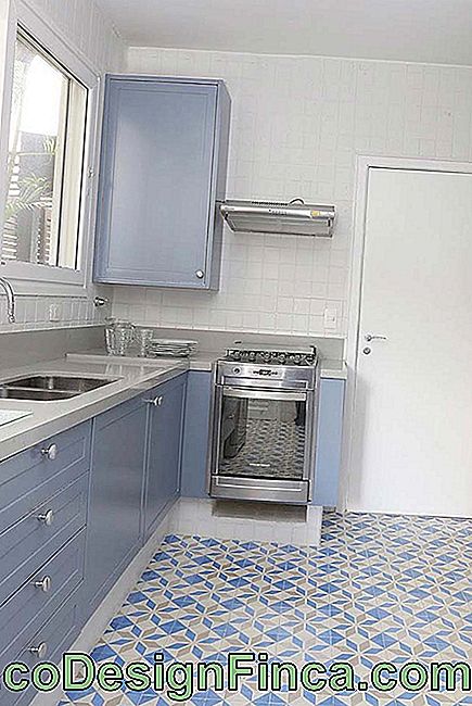 Keuken ingericht: retro vloer combineert in kleur en stijl met de kast