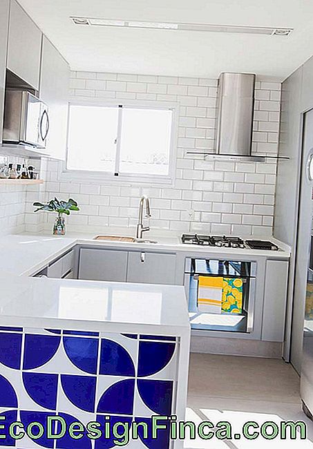 Ingerichte keuken: blauwe werkbladcoating contrasteert met het witte keukendecor
