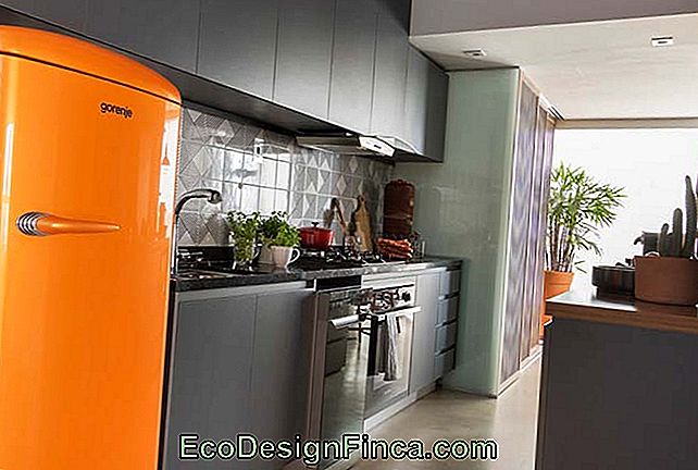 Keuken ingericht: oranje koelkast om leven te geven aan een grijze keuken