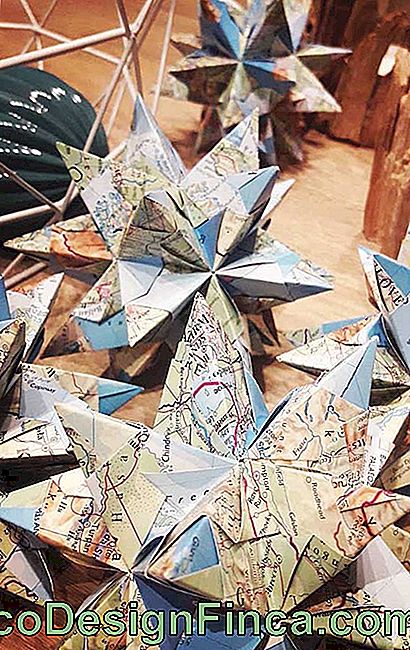 Çok farklı ve yaratıcı bir ilham kaynağı Kusudama'yı harita kağıtlarında yapmak ve origami için farklı bir tarz oluşturmak.