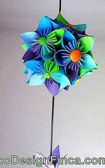Çiçeklerin çekirdeği için düğmelerde ucu origami ve çiçek detaylarında renkli Kusudama