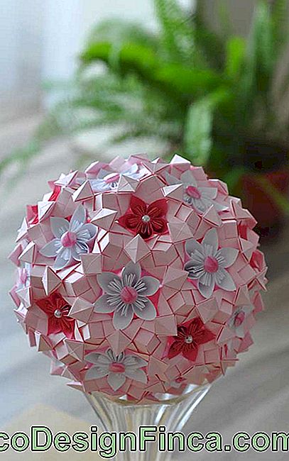Her Kusudama'nın merkezinde incili ve farklı renklerde kumaş çiçekler ile tamamlanmış, kırmızı, beyaz ve pembe arasında süslenmiş muhteşem Kusudama çiçek modeli