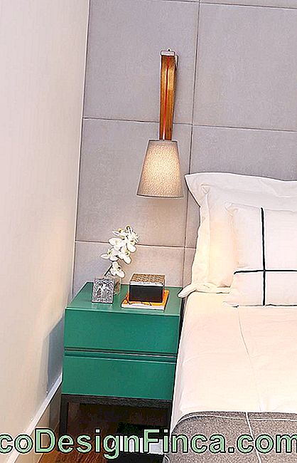 Lakkerede møbler: Den grønne tone i lakeret sengebord skiller sig ud i rummets neutrale toner
