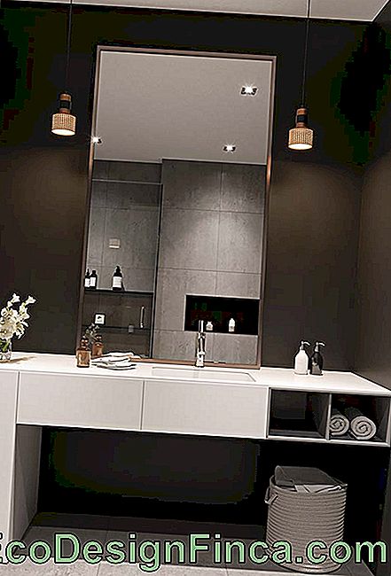 Lakerede møbler: hvidlakeret badeværelsesskab i modsætning til den sorte væg