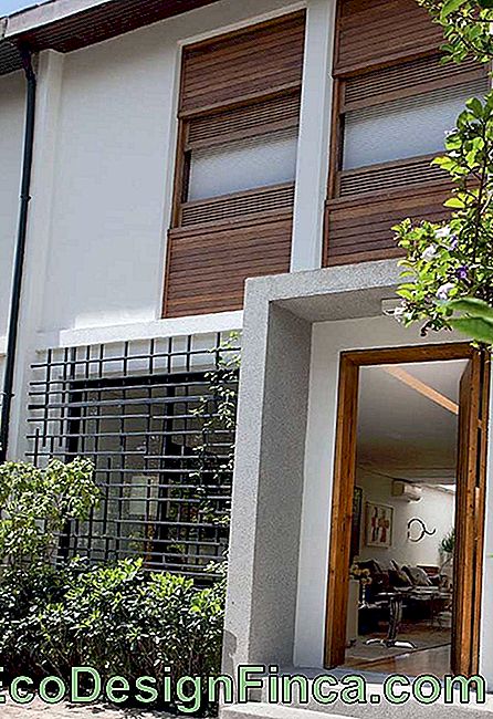 Tiesioginio patekimo į gatvę namai pasirinko langą naudoti geležies groteles; nepaliekant fasado dizaino estetikos, galimybė buvo naudoti švarų ir šiuolaikinį modelį