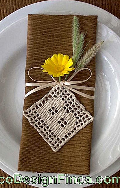 Een traktatie aan de eettafel met het kleine haakpatroon; ideale suggestie voor een trouw- of verlovingstafel