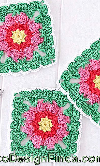 Vierkante gehaakte servetten met bloemencentrum; let op het mooie contrast dat ontstaat tussen de kleuren die in het stuk worden gebruikt