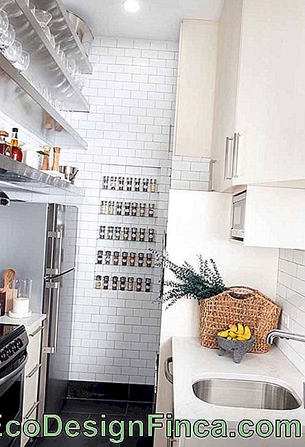 Użyj półek do zorganizowania przyborów kuchennych