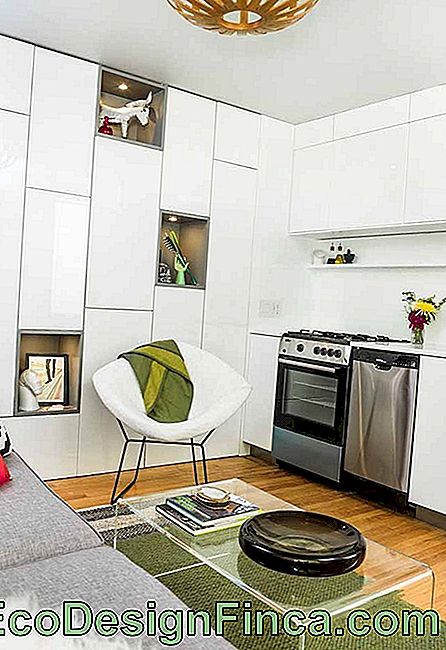 Ci, którzy mieszkają w studiu, mieszkaniu lub zestawie sieciowym, mogą stworzyć szafkę, która służy zarówno kuchni, jak i salonowi