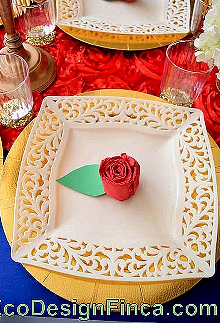 Rose gemaakt met servet op de tafel