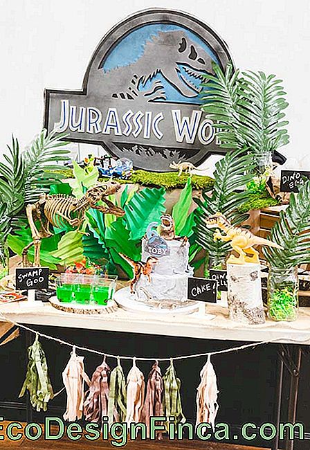 Kolejny model dekoracji z motywem Jurassic Park. Użyj wystarczającej ilości sztucznych liści, aby przypomnieć lasowi i scharakteryzować dinozaury.