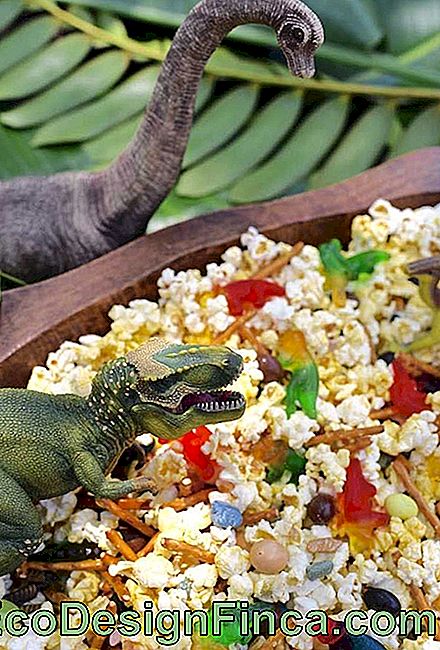 Smakołyki powinny być również częścią imprezy. Przygotuj wiadro popcornu i rozprowadź w nim dinozaury.