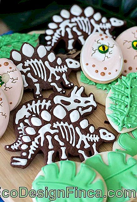 Przygotuj kilka plików cookie z różnymi formatami, takimi jak dinozaury, liście, wśród innych elementów, które odwołują się do tematu.
