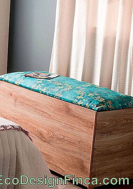 Puff wood chest med farget polstring: En flott modell for rustikke dekorasjoner