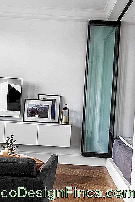 Rack suspendido blanco con puertas: una opción más neutra para una sala de estar simple