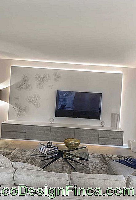 Rack suspendido en gris con panel: la iluminación detrás del mueble trae profundidad a la sala de estar