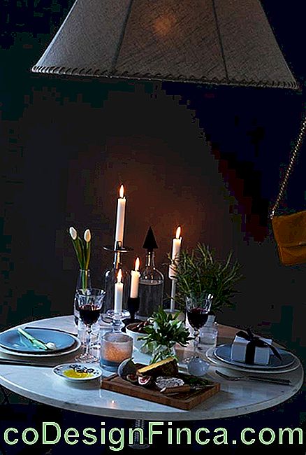 Cină simplă romantică cu lumânări