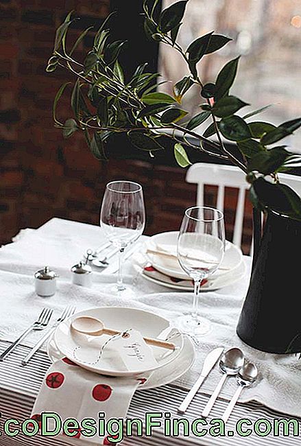Decorarea mesei pentru cina romantică mai puțin minimalistă