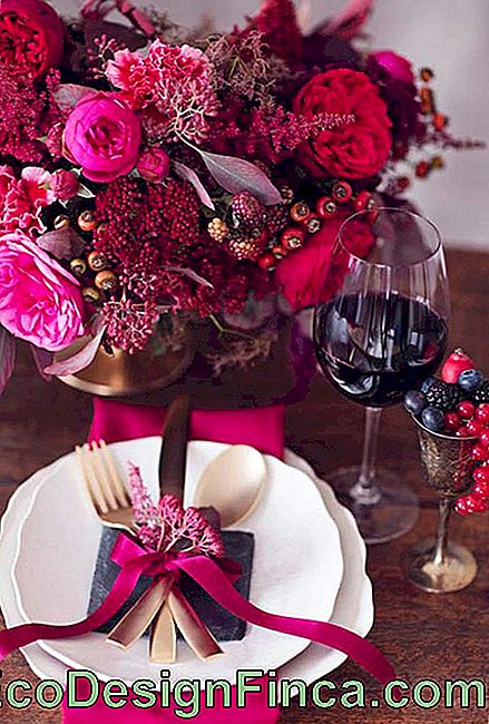 Roșu, purpuriu și vin în decorarea cină romantică