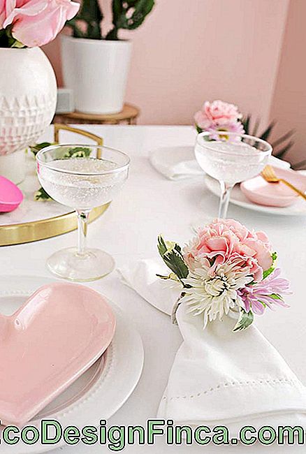 Tabel pentru cină romantică în roz și alb