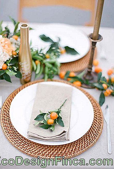 Lingură de flori sau fructe de padure pentru o atingere finală în decorarea mesei