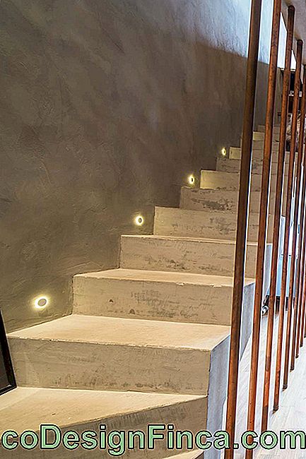 Lumières basses pour les escaliers en béton