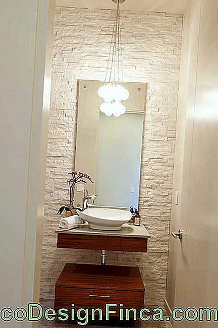 Eine interessante Möglichkeit, ein kleines Badezimmer zu bewerten, besteht darin, auf die Verwendung des Canjiquinha an der Wand des Waschbeckens zu setzen