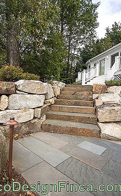São Tomé stone mixed to match the staircase and the stone wall of the exterior area of ​​the house