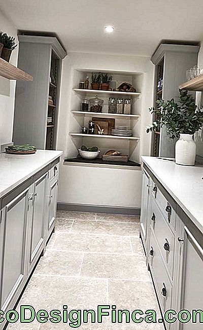 The kitchen was perfectly elegant and rustic with the application of São Tomé stone as floor covering