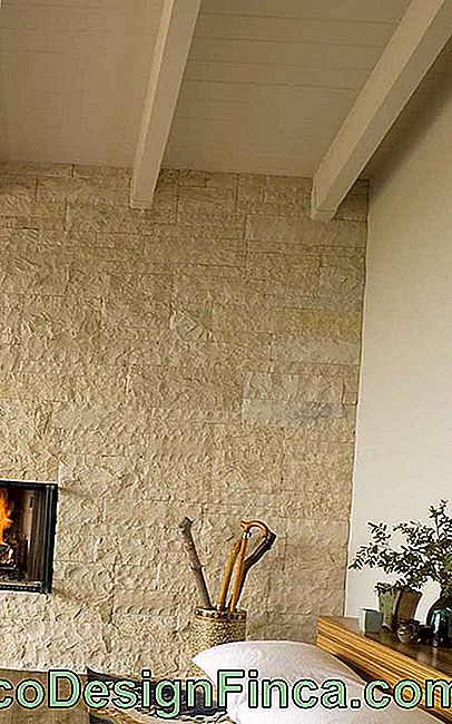 Fireplace wall covered with stone São Tomé yellow; that rustic detail perfect for the environment