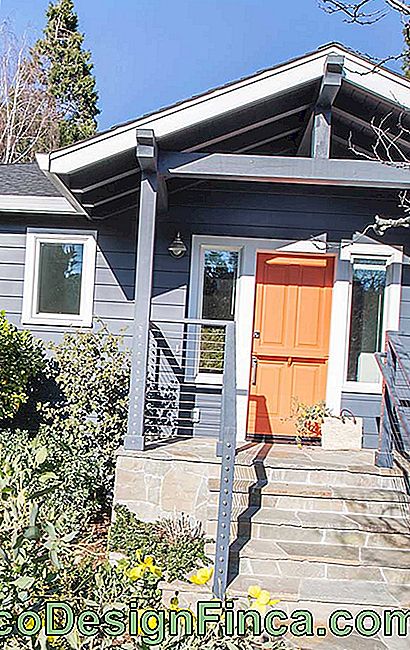 The small and rustic house won stone steps in São Tomé