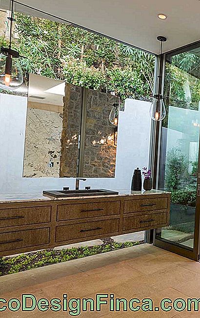 The elegant and rustic bathroom combined perfectly with the stone flooring São Tomé