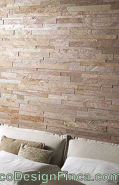 The wall of the living room won the application of São Tomé stones in fillets; notice the different depths of the stone ensuring a greater movement for the environment